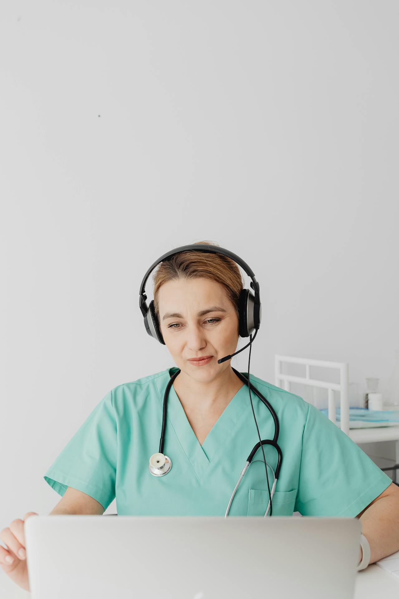 Pharmacien hospitalier en consultation à distance