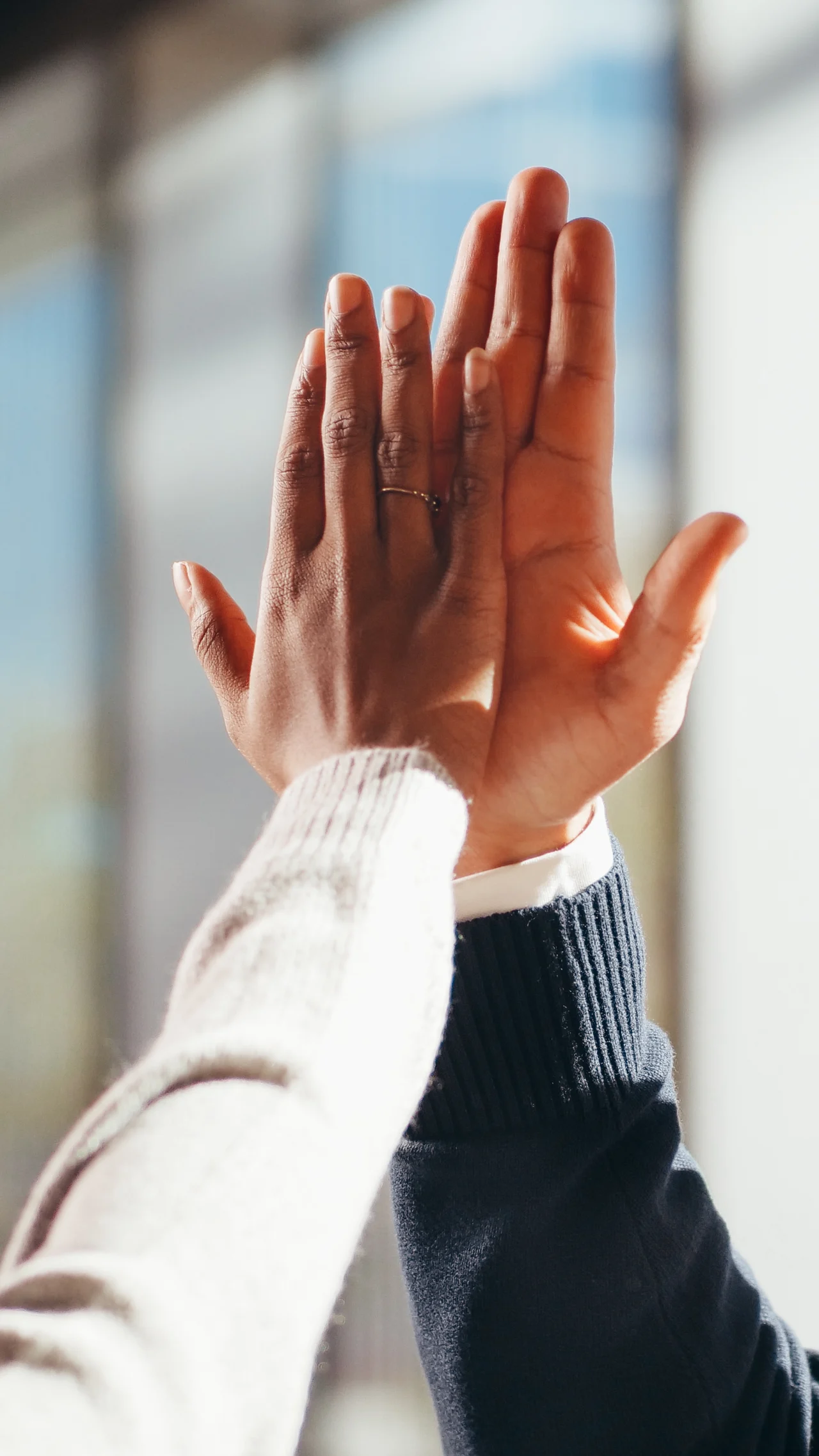 Deux mains qui se rejoignent — symbole de partenariat